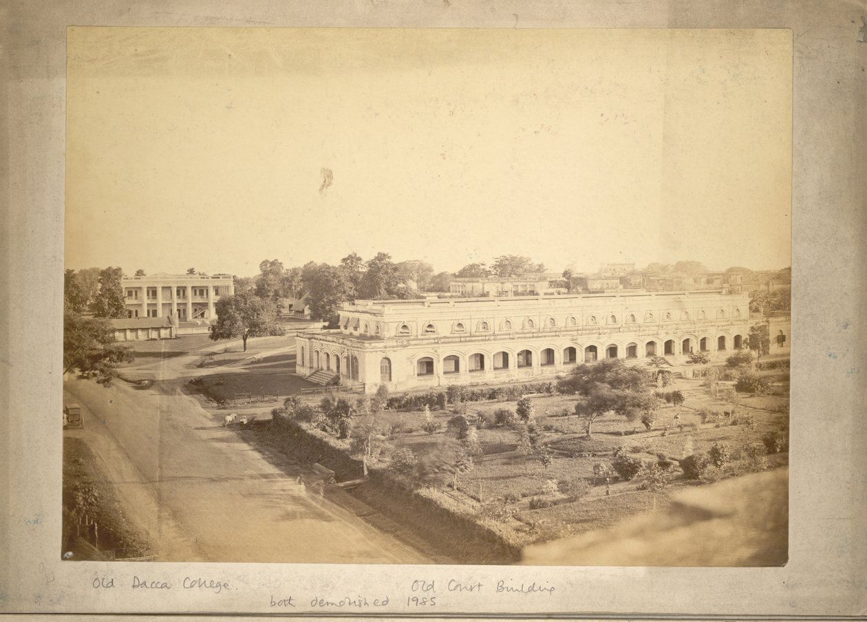 Näkymä Old Dhaka Collegesta ja vanhasta oikeusrakennuksesta, n. 1875 (m/v kuva) tekijältä English Photographer