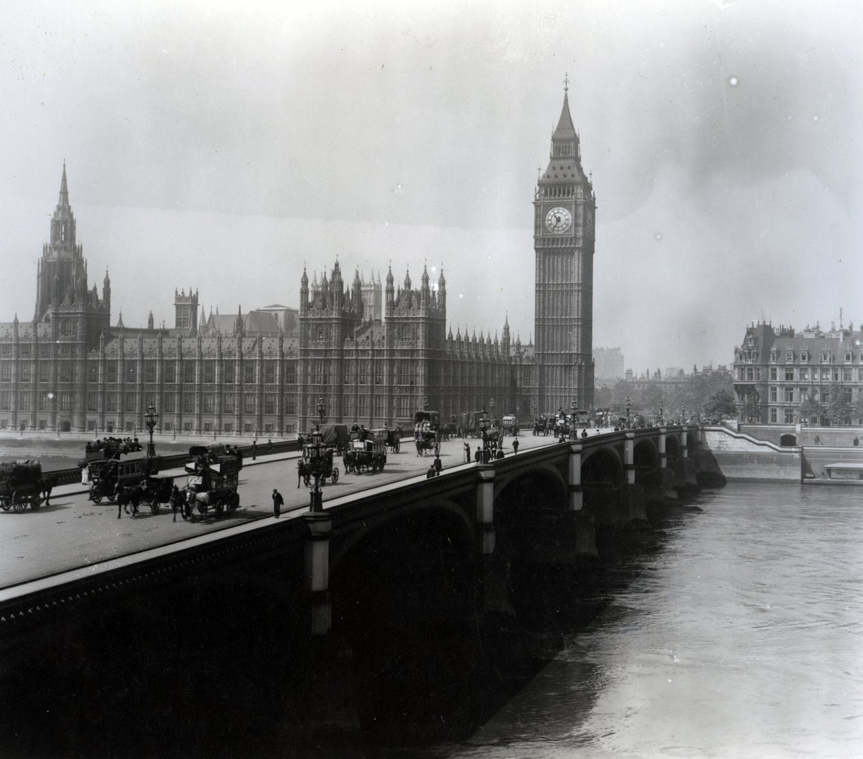 Näkymä Westminster Bridgelle ja parlamenttitalolle tekijältä English Photographer