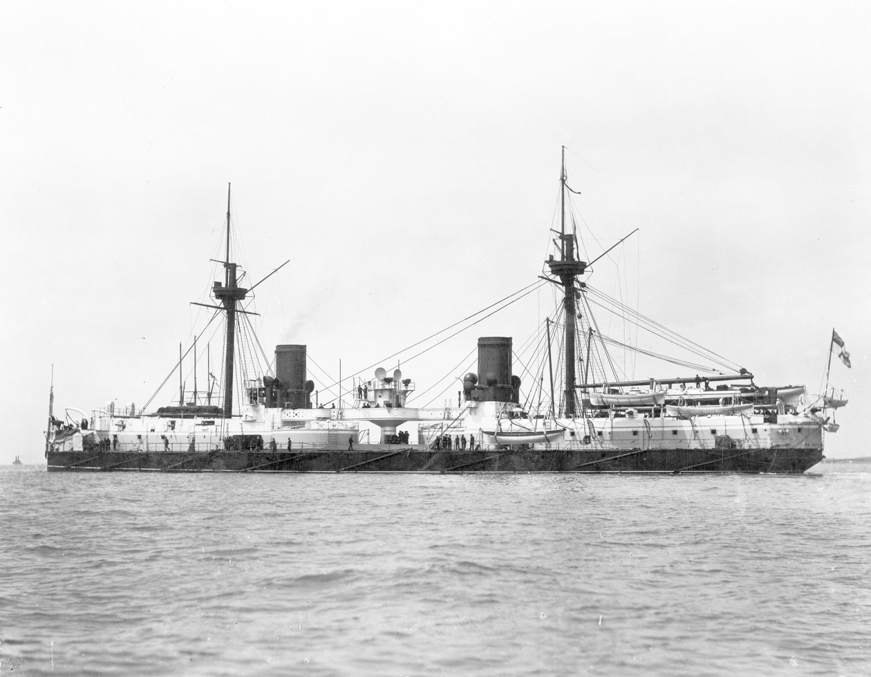 Näkymä rautaverhoisesta taistelulaivasta HMS Inflexible (laukaistiin vuonna 1876) kuvassa sen jälkeen, kun se on muutettu sotilaslaitteistoksi vuonna 1885 (m/v kuva) tekijältä English Photographer