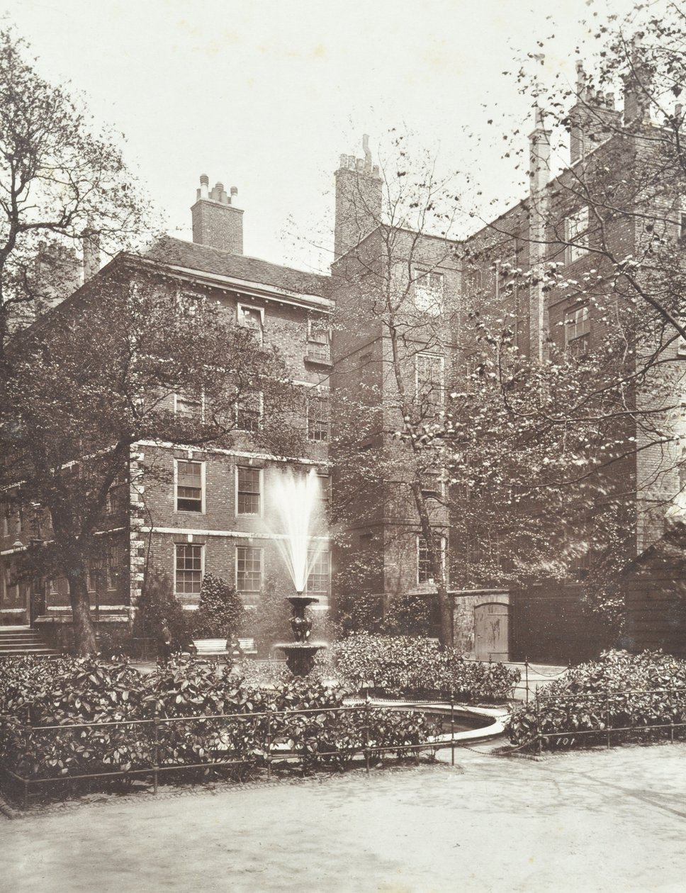 Näkymä suihkulähteelle Middle Temple Fountain Courtissa Lontoossa, 1884 tekijältä English Photographer