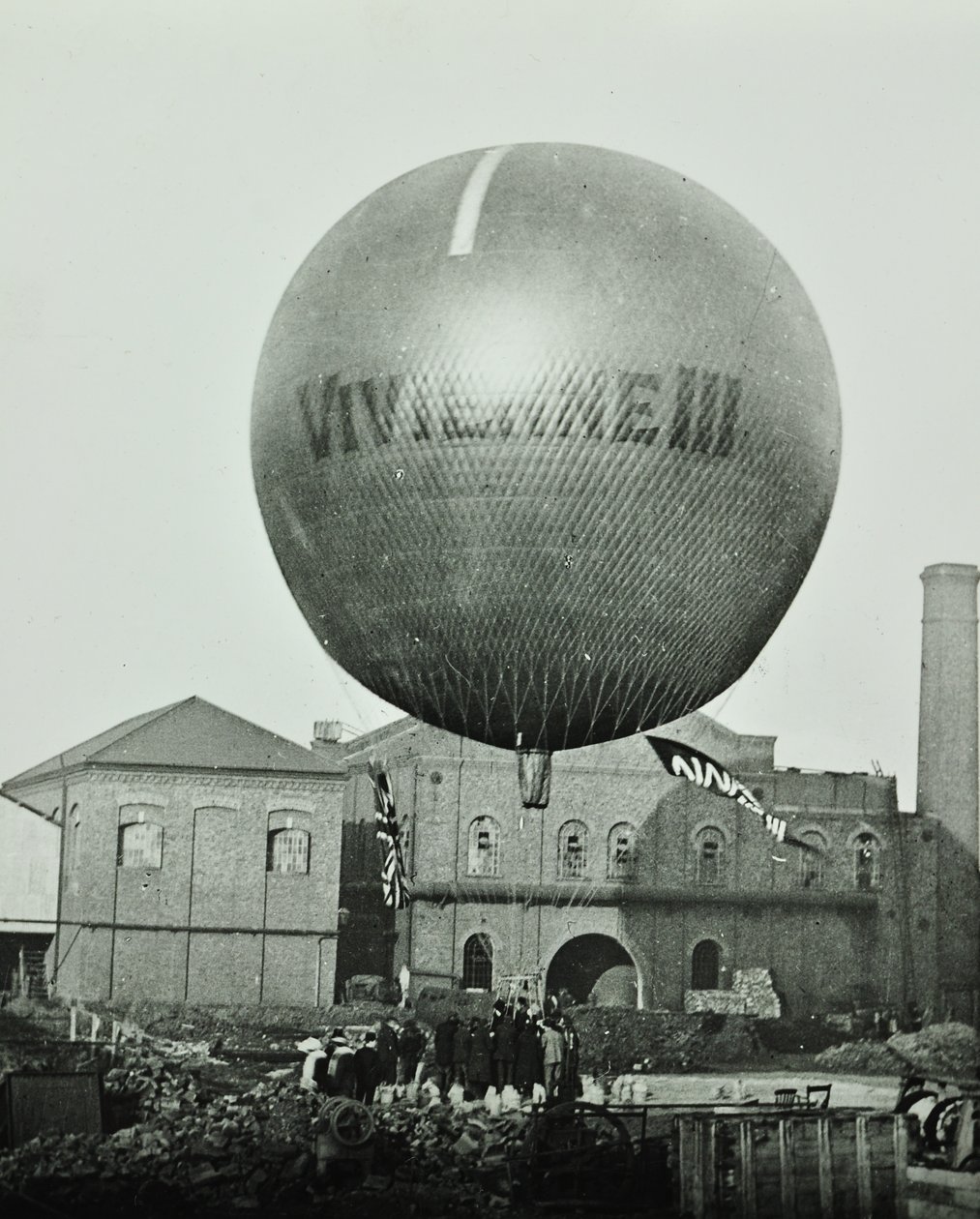 Vivienne III -ilmapallo Wandsworth Gas Companyn edessä, 1898 tekijältä English Photographer