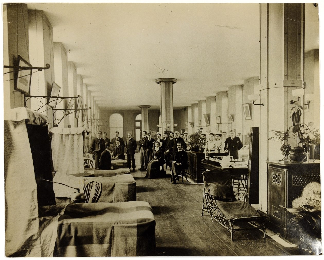 Osasto St. Thomasin sairaalassa Lontoossa, noin 1890 tekijältä English Photographer