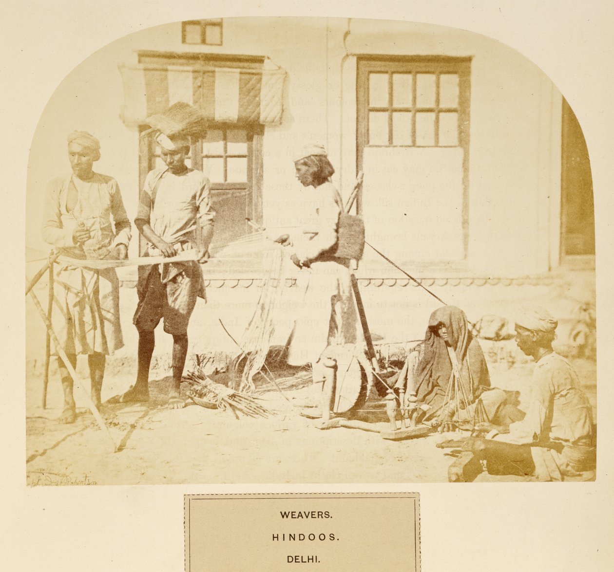 Weavers, Hindoos, Delhi, J. Forbes Watsonin teoksesta The People of India, julkaistu 1868 (albumiprintti) tekijältä English Photographer