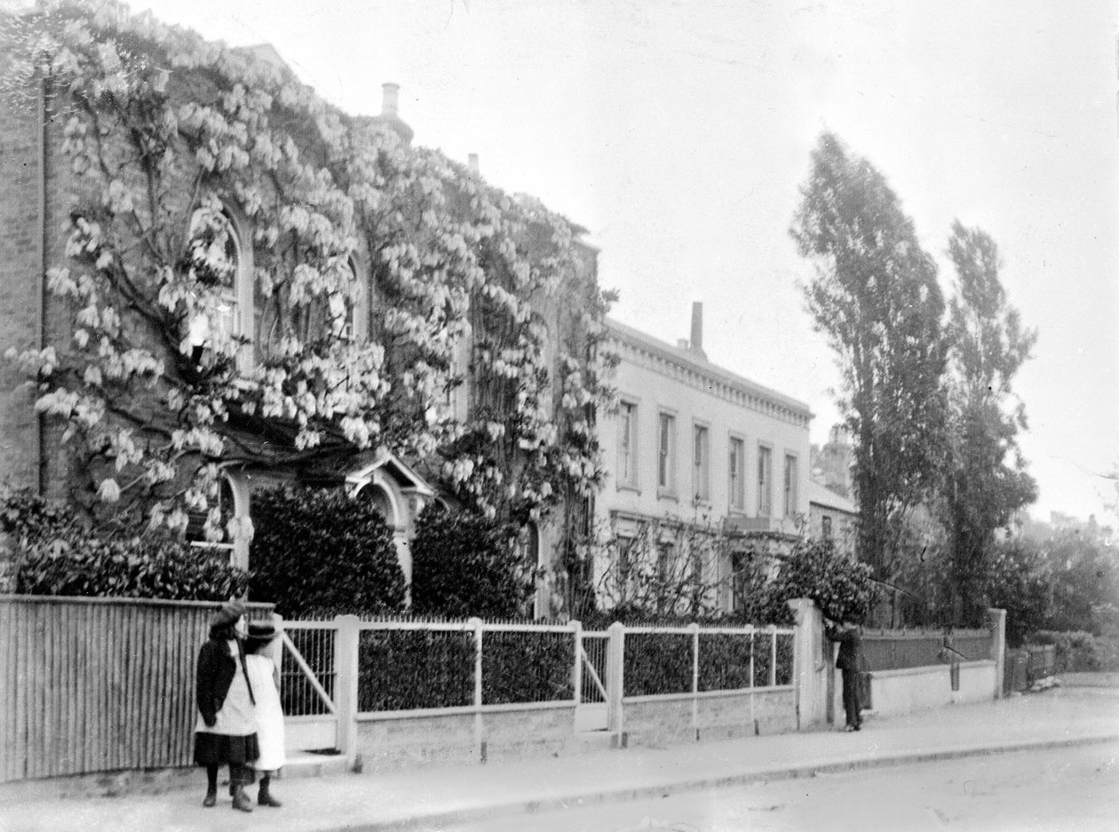 Westwood Cottage Enfield, n. 1890 (b/w valokuva) tekijältä English Photographer