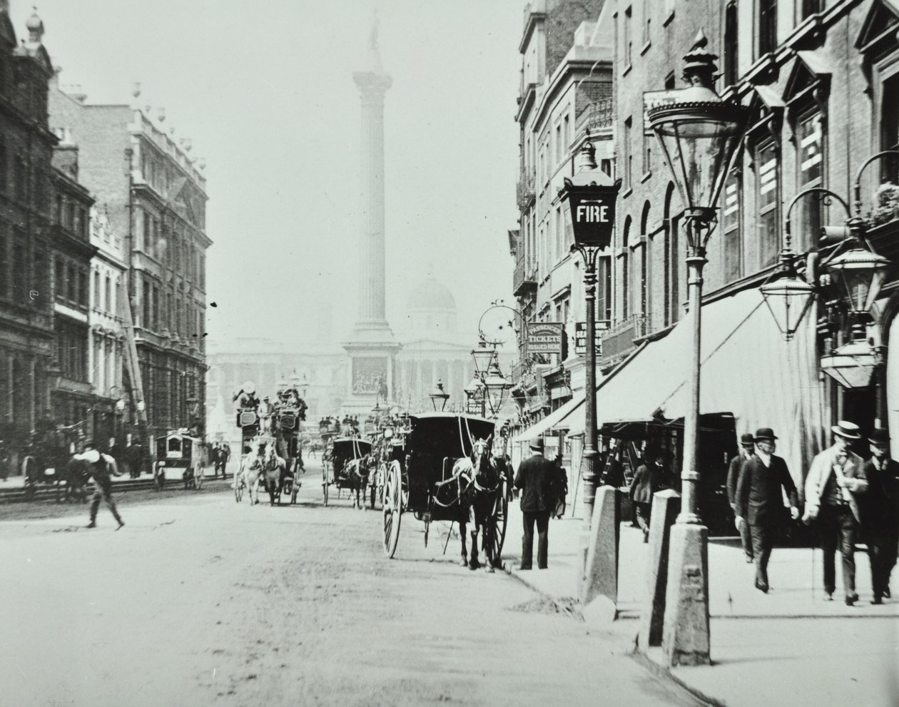 Whitehall, Westminster LB: Whitehall näkee Trafalgar Squarelle, 1895 tekijältä English Photographer