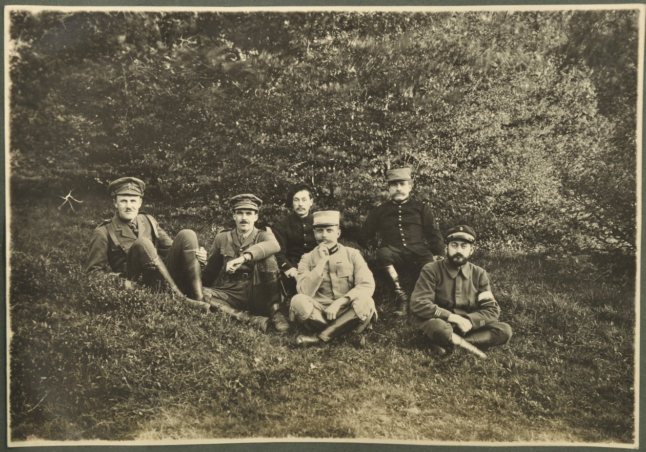 William Lawrence Bragg ja Harold Roper Robinson muiden kanssa, Vosges, 1915 tekijältä English Photographer