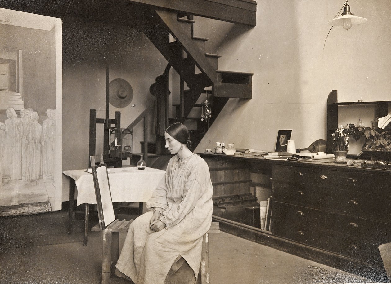 Winifred Knights ateljeessaan tekijältä English Photographer