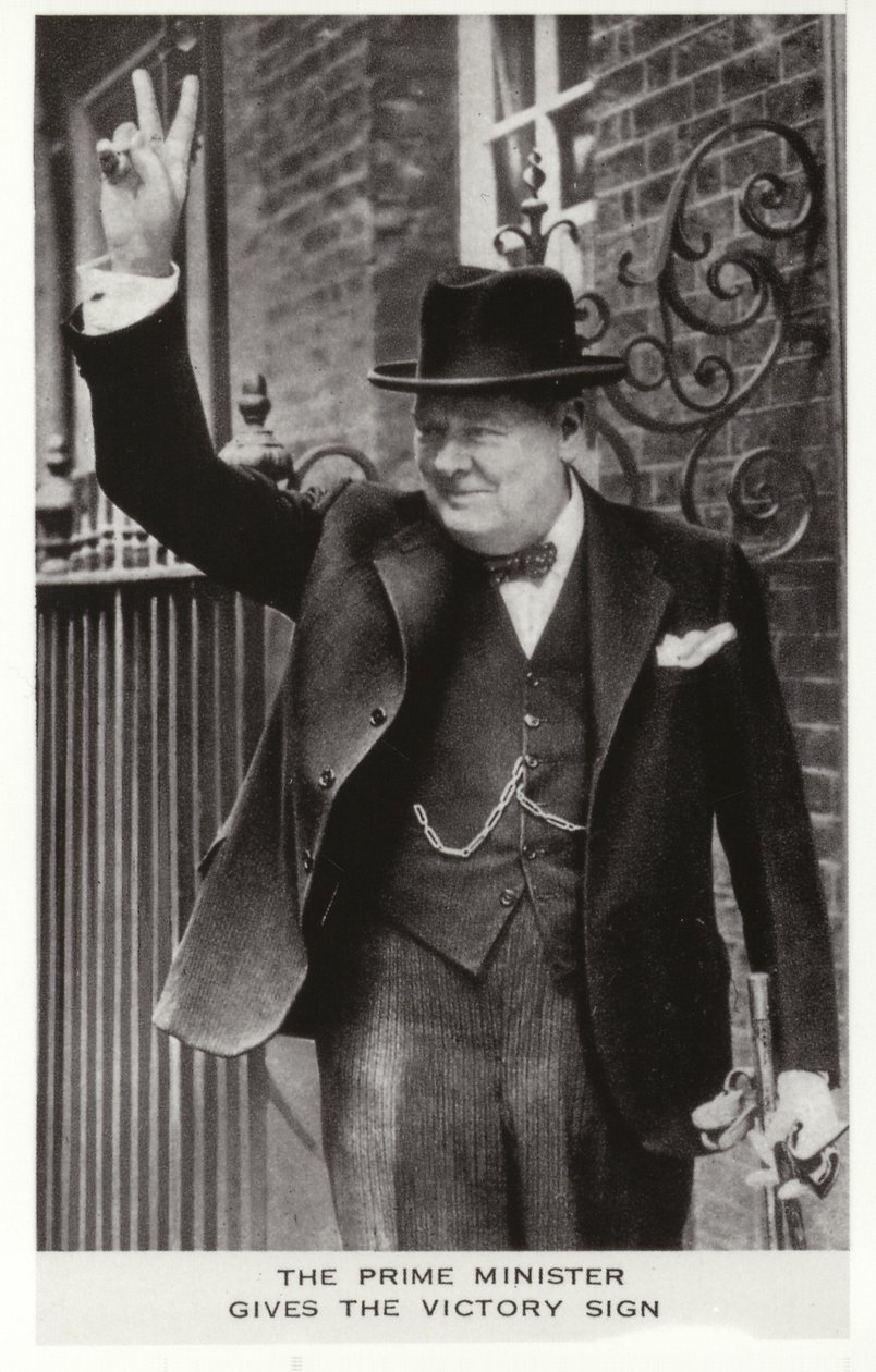 Winston Churchill tekemässä Victory-kylttiä Downing Street 10:n ulkopuolella, 5. kesäkuuta tekijältä English Photographer