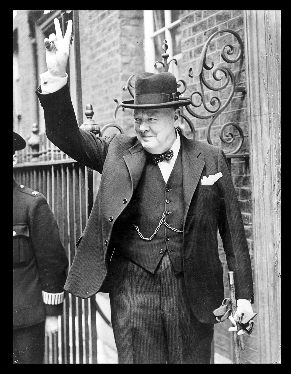 Winston Churchill näyttää V-merkkiä. tekijältä English Photographer