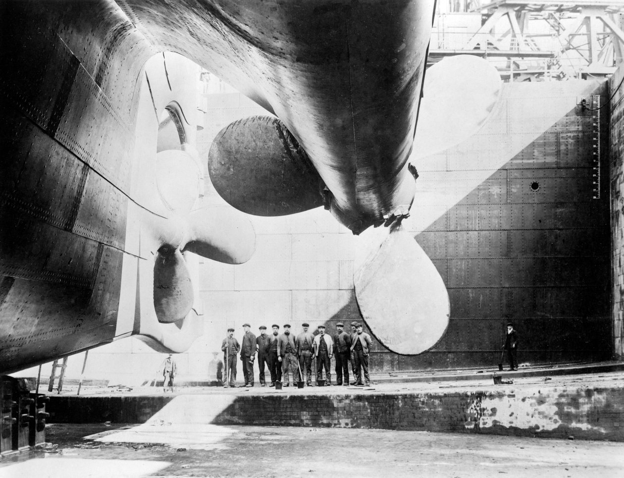Työläisiä seisomassa yhden Titanicin potkureista 31. toukokuuta 1911. tekijältä English Photographer