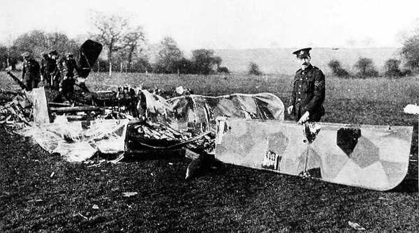 Raiderin hylky purettiin Essexissä 28. tammikuuta 1918 tekijältä English Photographer