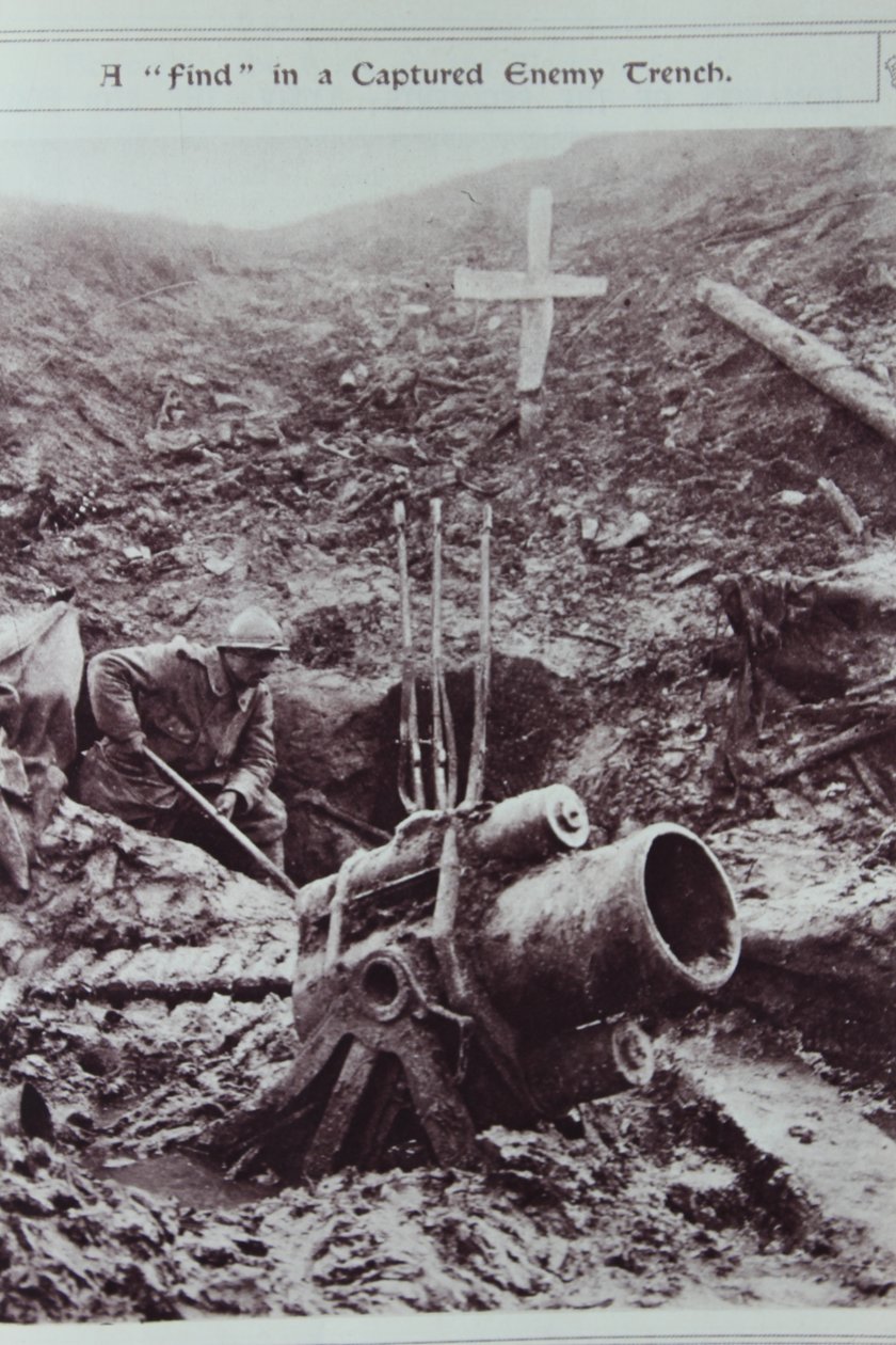 Löytö vangitun vihollisen haudasta, 1914–1918 tekijältä English School