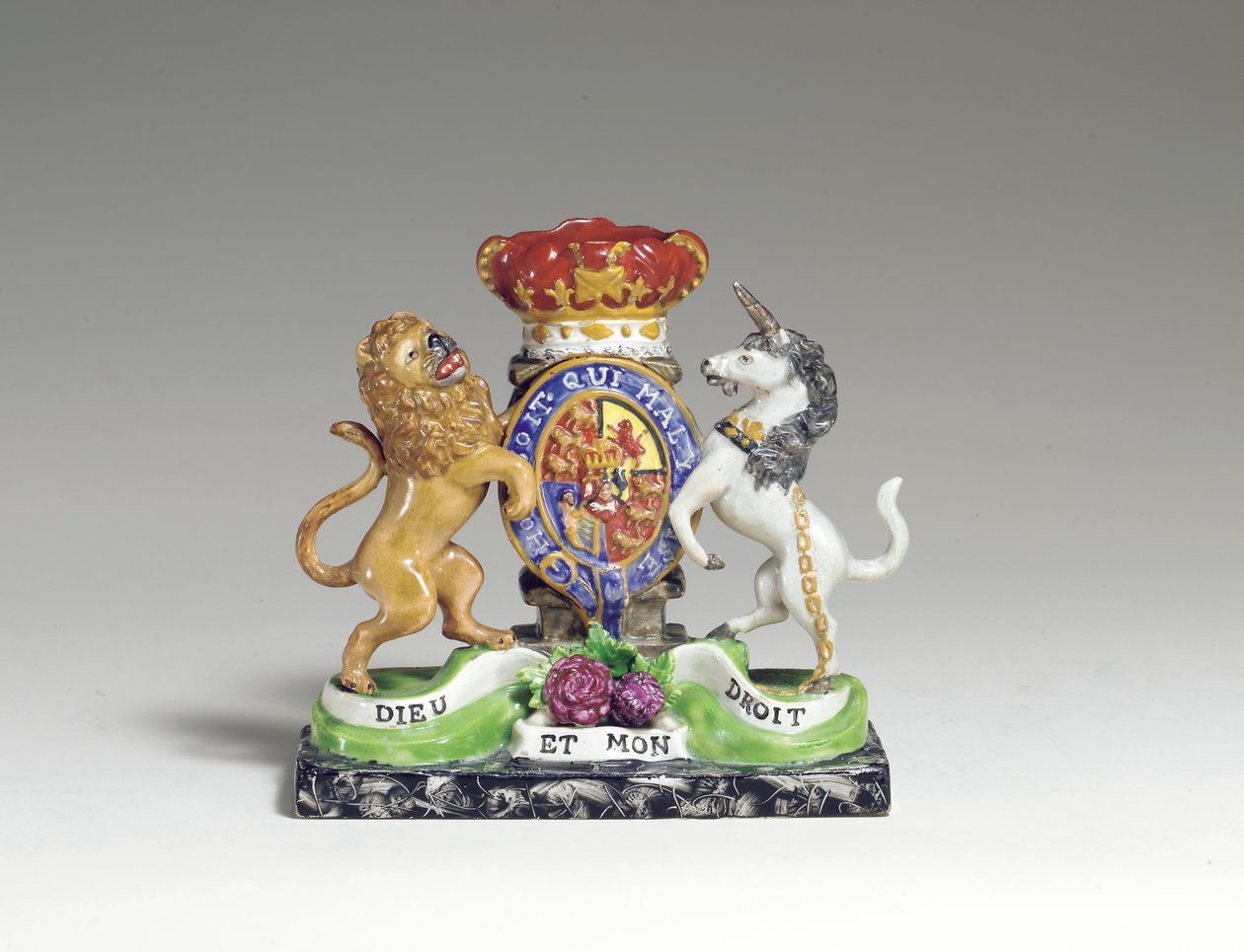 Walton Armorial Spill Vase Ison-Britannian kuninkaallisena vaakunana, n. 1825 (helmi) tekijältä English School