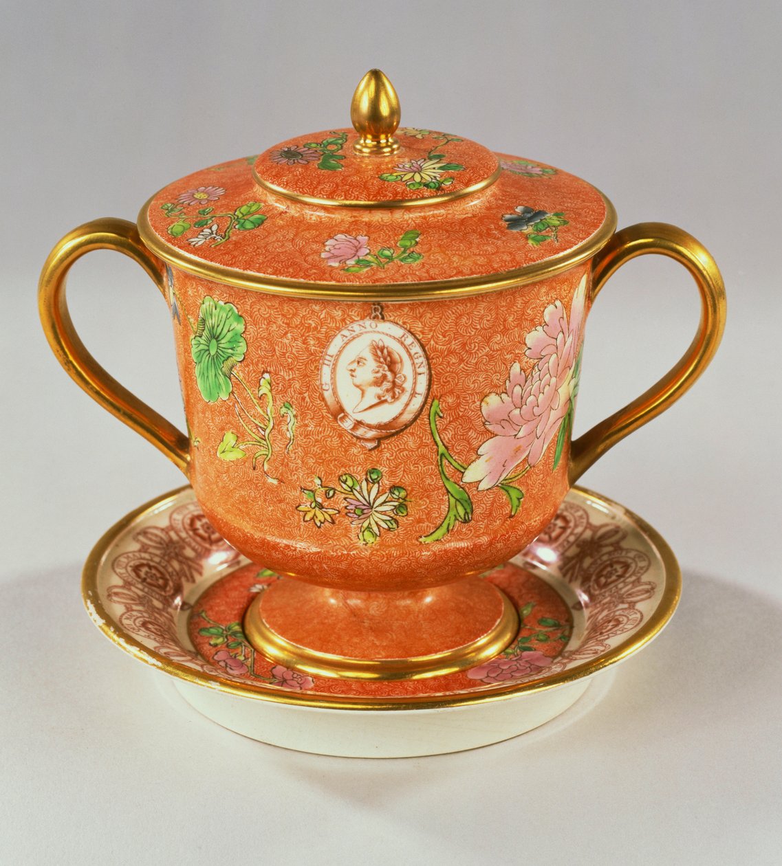 Wedgwood Pearlware -kaksikahvainen kuppi, kansi ja jalusta, joka on maalattu muotokuvalla Yrjö III:sta, muistoksi hänen kultaista riemuvuotta 1810, 1810 tekijältä English School
