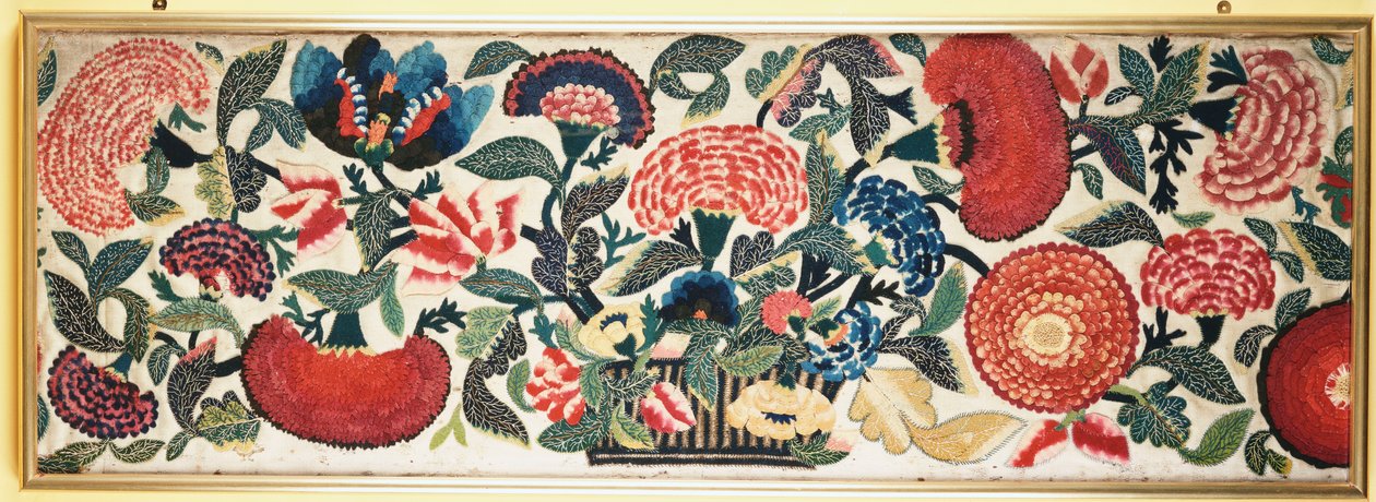 Huopa- ja applikaatiopaneeli, jossa on kirjailtuja silkkikohokohtia, jotka kuvaavat korista tulvivia neilikoita, tulppaaneja ja muita kukkia norsunluun villaa vasten, n. 1730-40 tekijältä English School