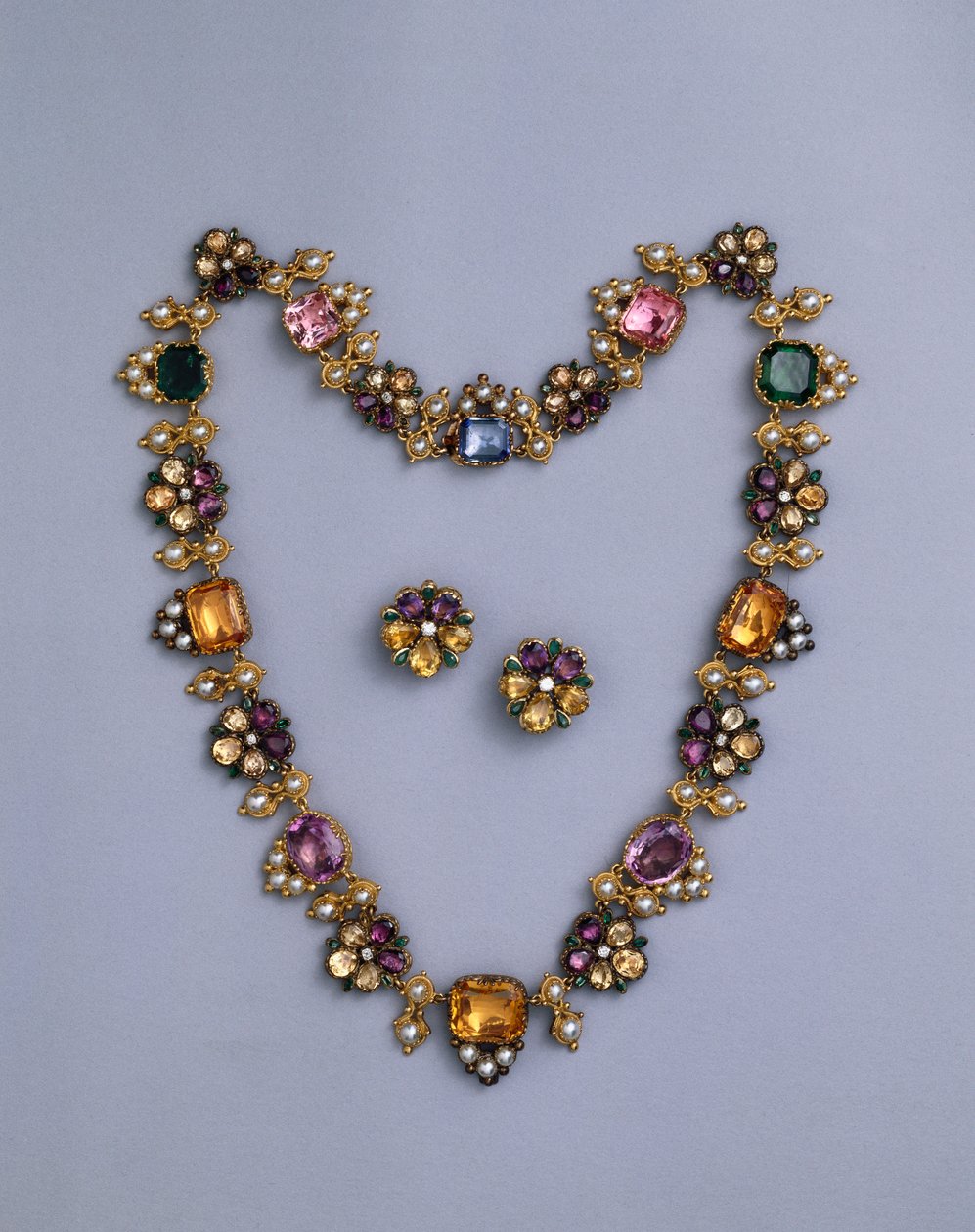 Hieno Regency-kultainen kaulakorusarja, jossa on pehmustettua topaasia, ametisteja, vaaleanpunaisia turmaliinia, smaragdeja, safiireja ja periodotteja sekä kukkakoruja, n. 1810 tekijältä English School