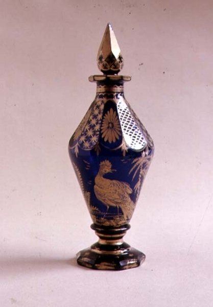 Bi-kartiomainen pullo kierretulpalla, 1765-70 (kullattua sinistä lasia) tekijältä English School