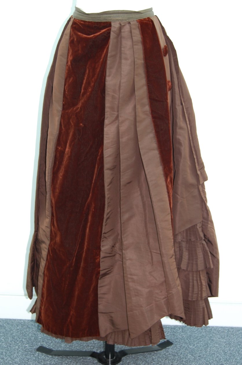 Ruskea mekko (hame ja pieni takki), n. 1875 (silkkisatiini) (katso myös 3700630) tekijältä English School