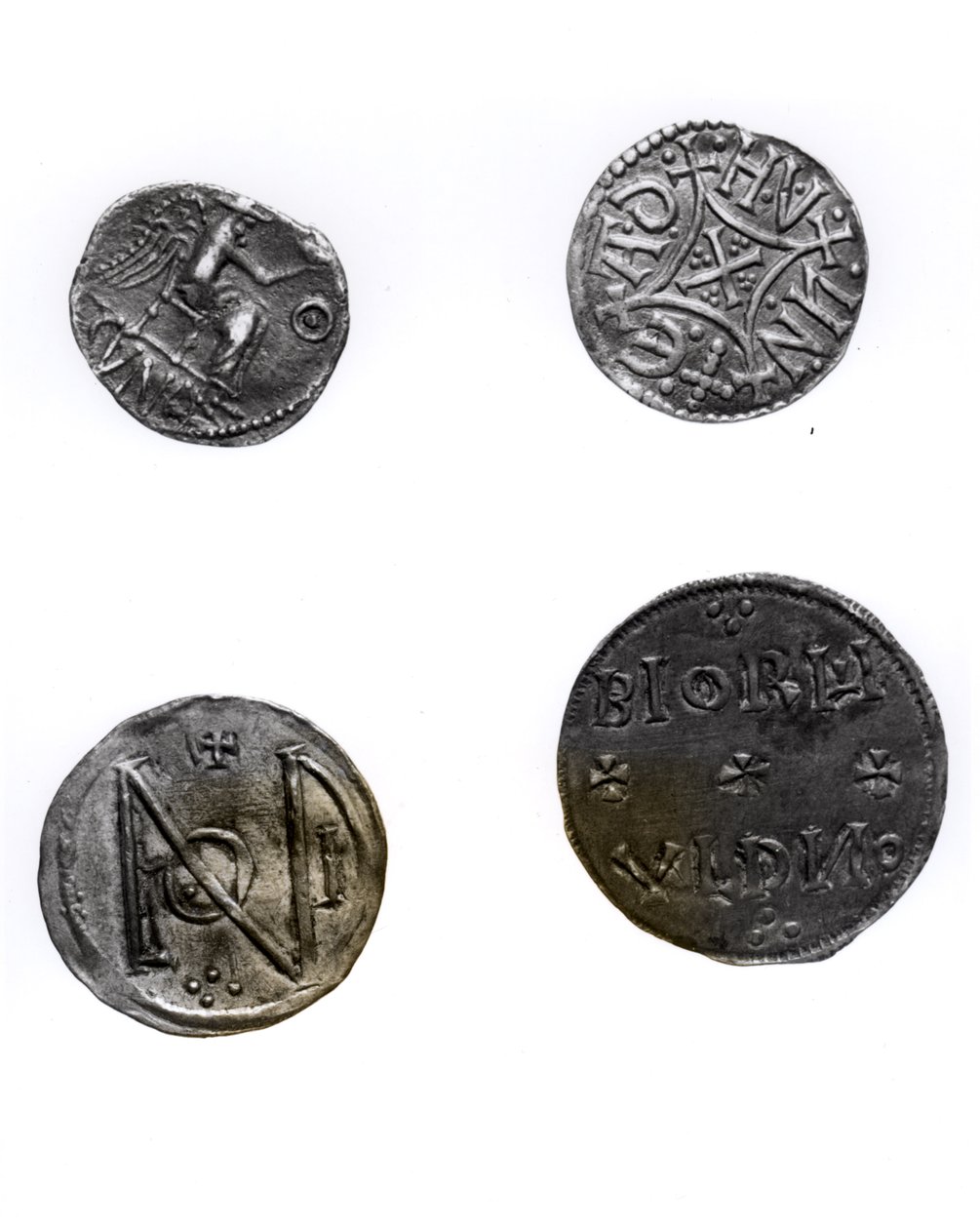 Cunobelinuksen tai Cymbelinen (k. 43 jKr), Offan, Mercian kuninkaan (757-96 jKr) ja Alfredin (871-99 jKr) ja Edward vanhemman (871-924 jKr) kolikot (hopea) tekijältä English School
