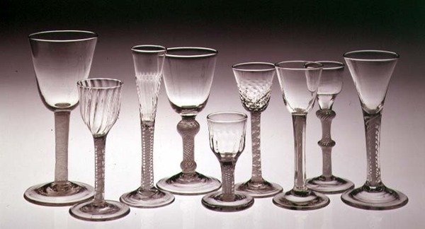 Kokoelma lasia läpinäkymättömällä kierrevarrella, 1760-75 (lasi) tekijältä English School