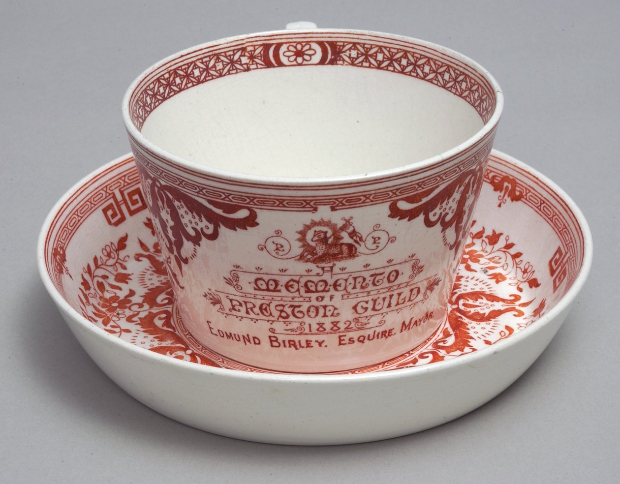 Muisto-teekuppi ja lautanen lukeminen A Memento of Preston Guild 1882, Minton, Englanti, n. 1882 (keramiikka) tekijältä English School