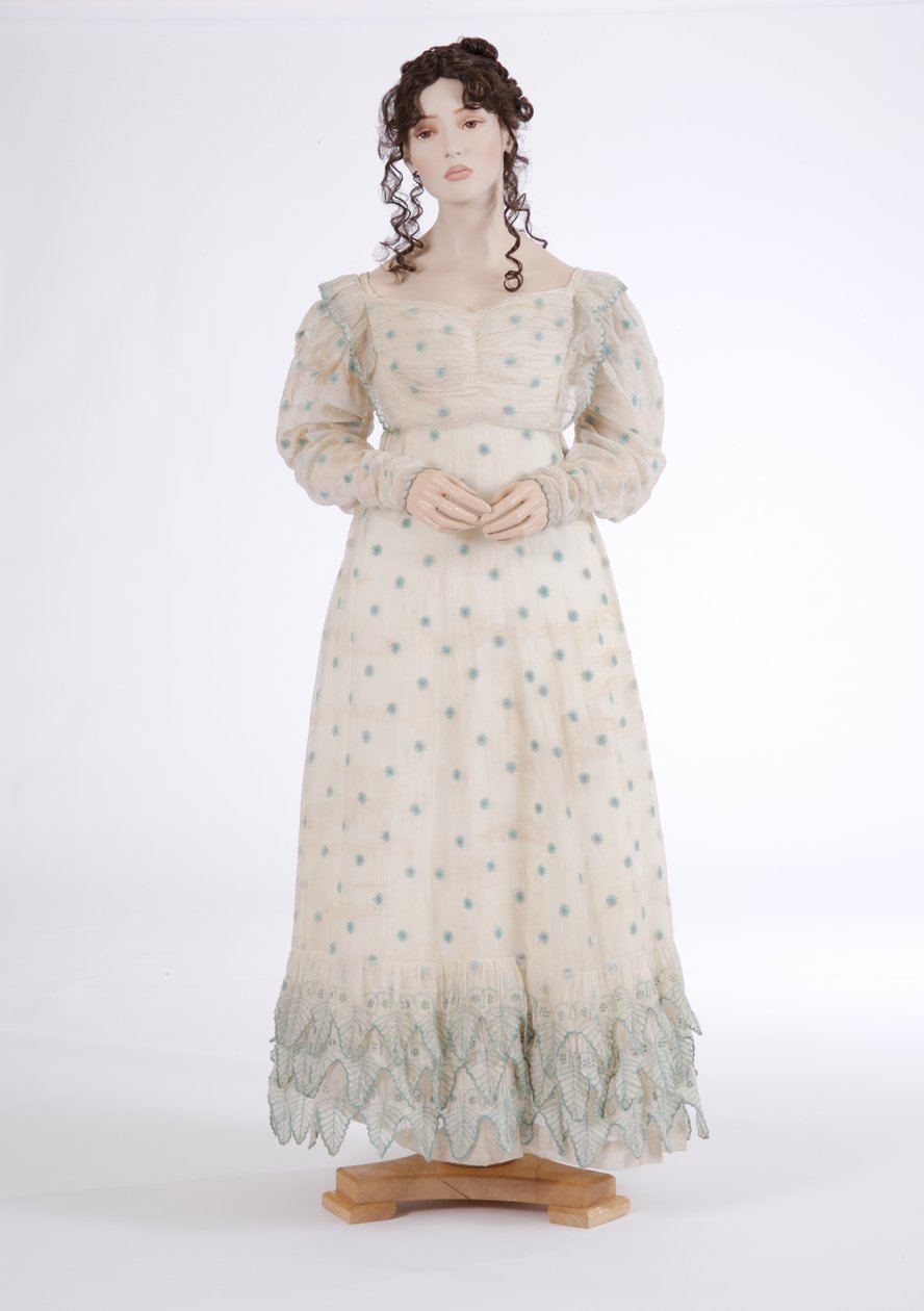 Päivämekko, n. 1815 (puuvillamusliini brodeerattu sinisellä villalla) tekijältä English School