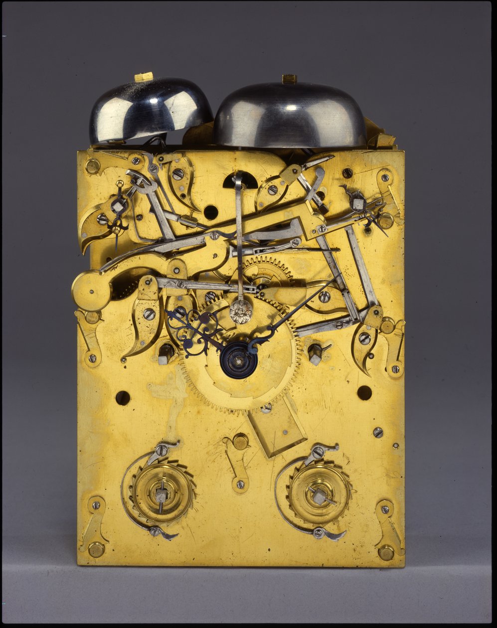 Yksityiskohta Barnard Tompionista, Tompion ja Banger, Lontoo, nro 460, iskevä kulmakello, n. 1708 tekijältä English School