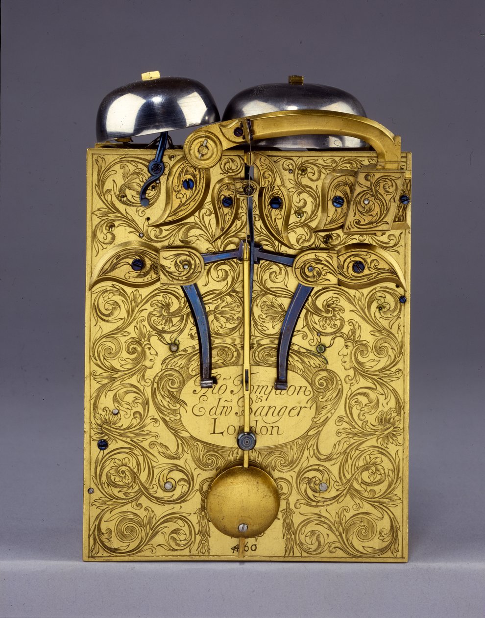 Yksityiskohta Barnard Tompionista, Tompion ja Banger, Lontoo, nro 460, iskevä kulmakello, n. 1708 tekijältä English School