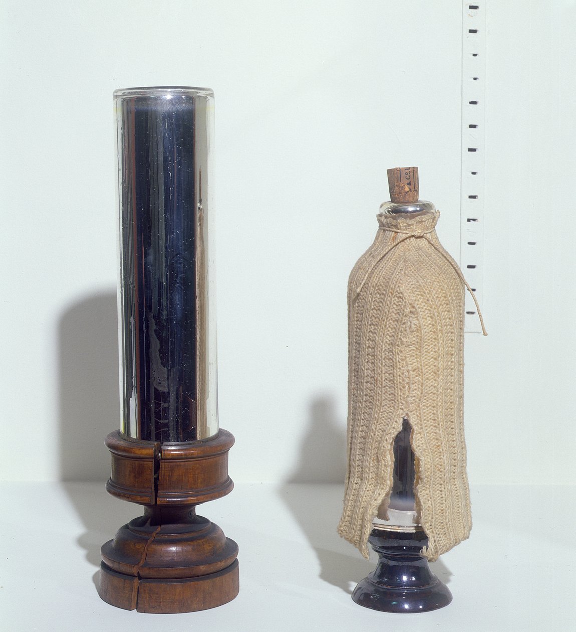 Dewar termospullot, 1800-luvun loppu tekijältä English School