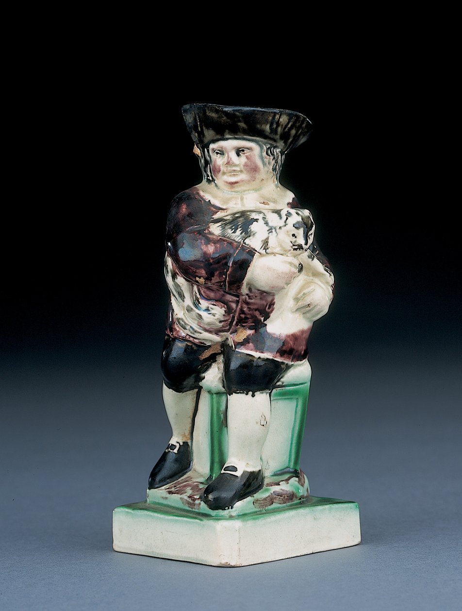 Dick Whittington kannu, muotoiltu nousemassa korkeaselkätuolista, pitelee kissaansa, roiskunut ruskeissa, vihreissä ja mustissa vaatteissa, muotoiltu kilpi kyljellään, n. 1790 tekijältä English School