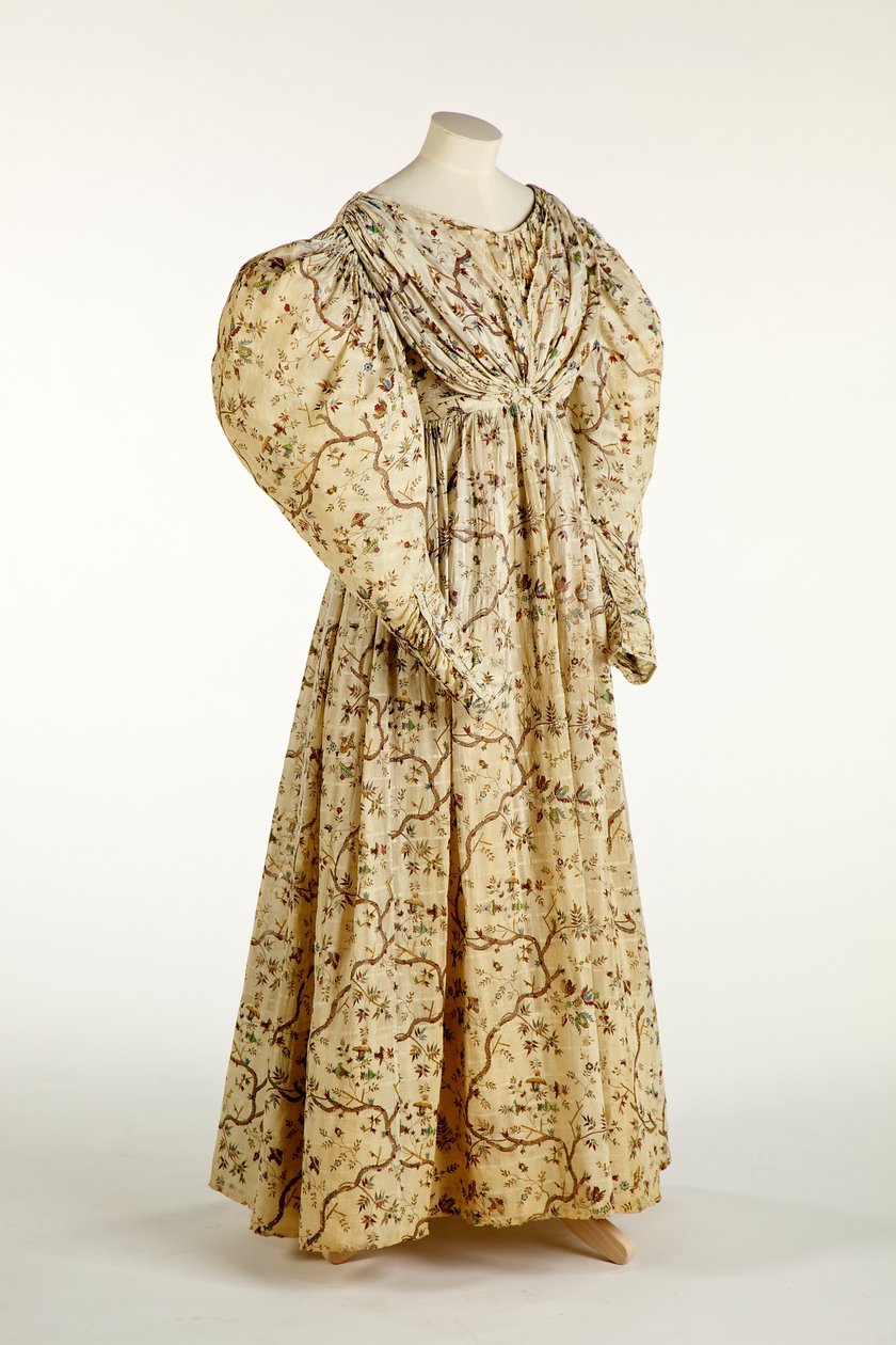 Mekko, jossa on painettu kukka- ja oksakuvio kermanväriselle kankaalle, jossa on ruudukkokuvio, n. 1830-35 (puuvilla) tekijältä English School