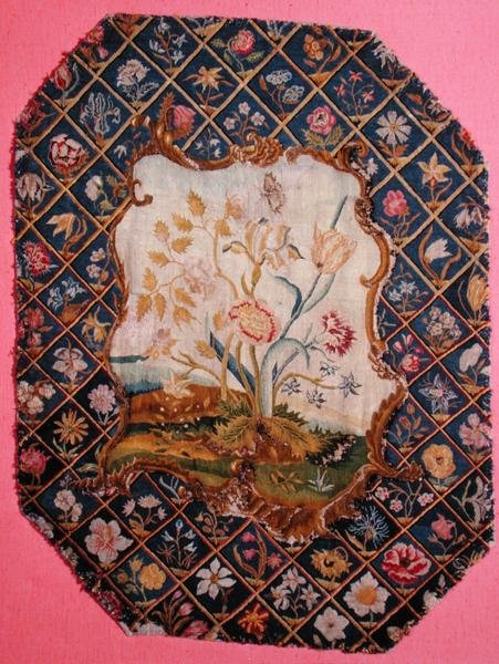 Brodeeraus tuliverkosta tai tuolin selkänojasta, 1700-luvun puoliväli (villaa ja silkkiä pellavalle) tekijältä English School