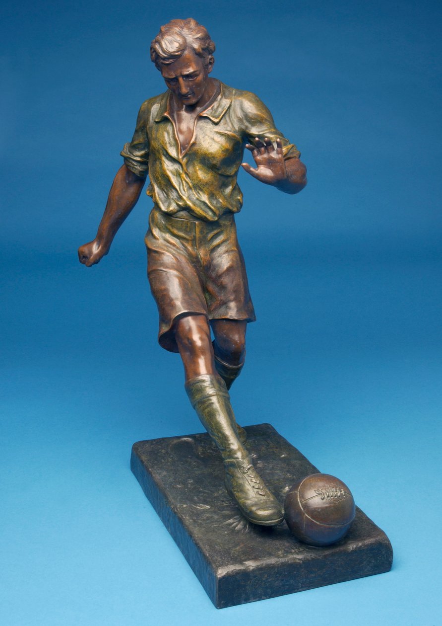 Figuuri potkii palloa (kylmämaalattu spelter) tekijältä English School