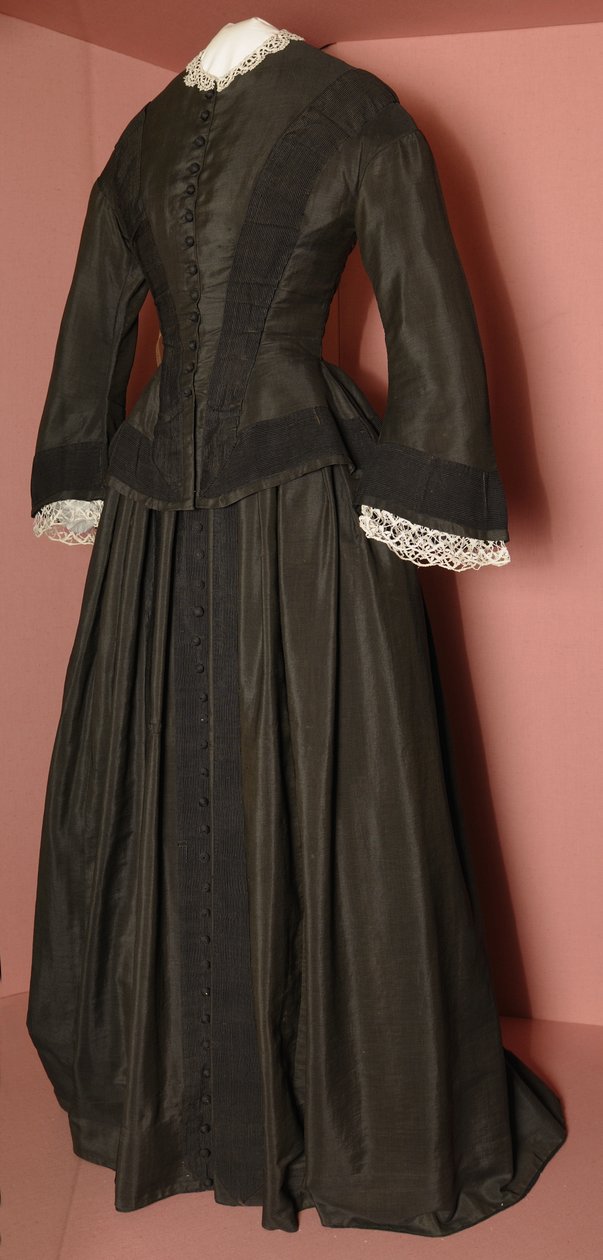 Florence Nightingales musta liivi ja siihen sopiva hame, n.1870 (musta silkki) tekijältä English School