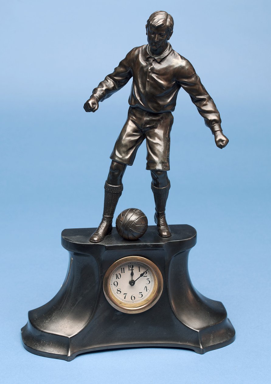 Jalkapalloilija, osa kellosarjaa (maalattu spelter) (katso myös 315474-315475 & 315477) tekijältä English School