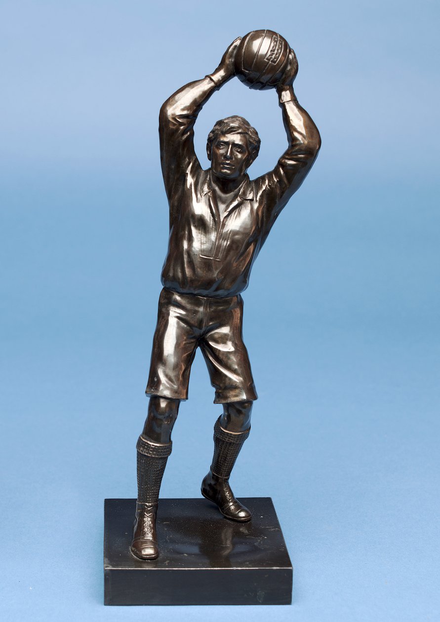 Jalkapalloilija, osa kellosarjaa (maalattu spelter) (katso myös 315475 & 315476 -315477) tekijältä English School