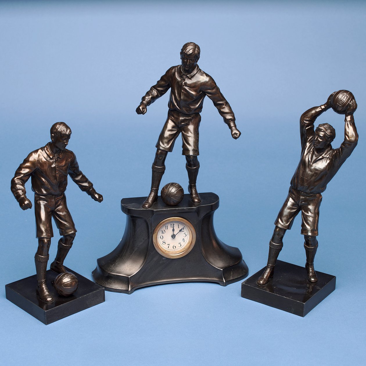 Jalkapalloilijat, kellosetti (maalattu spelter) (katso myös 315474-315476) tekijältä English School