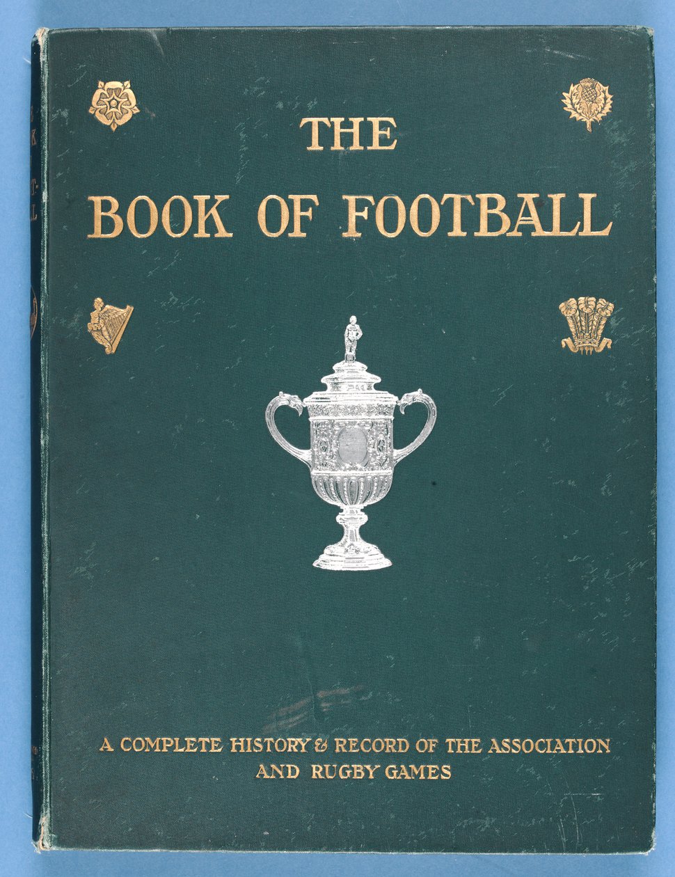 The Book of Footballin etukansi. Yhdistyksen ja vuoden 1905 rugbyotteluiden täydellinen historia ja tiedot tekijältä English School