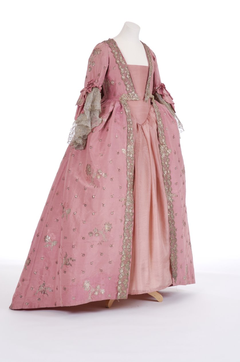 Etunäkymä säkkitakamekosta, 1750-luku (kudottu silkki & hopea metallilanka) tekijältä English School