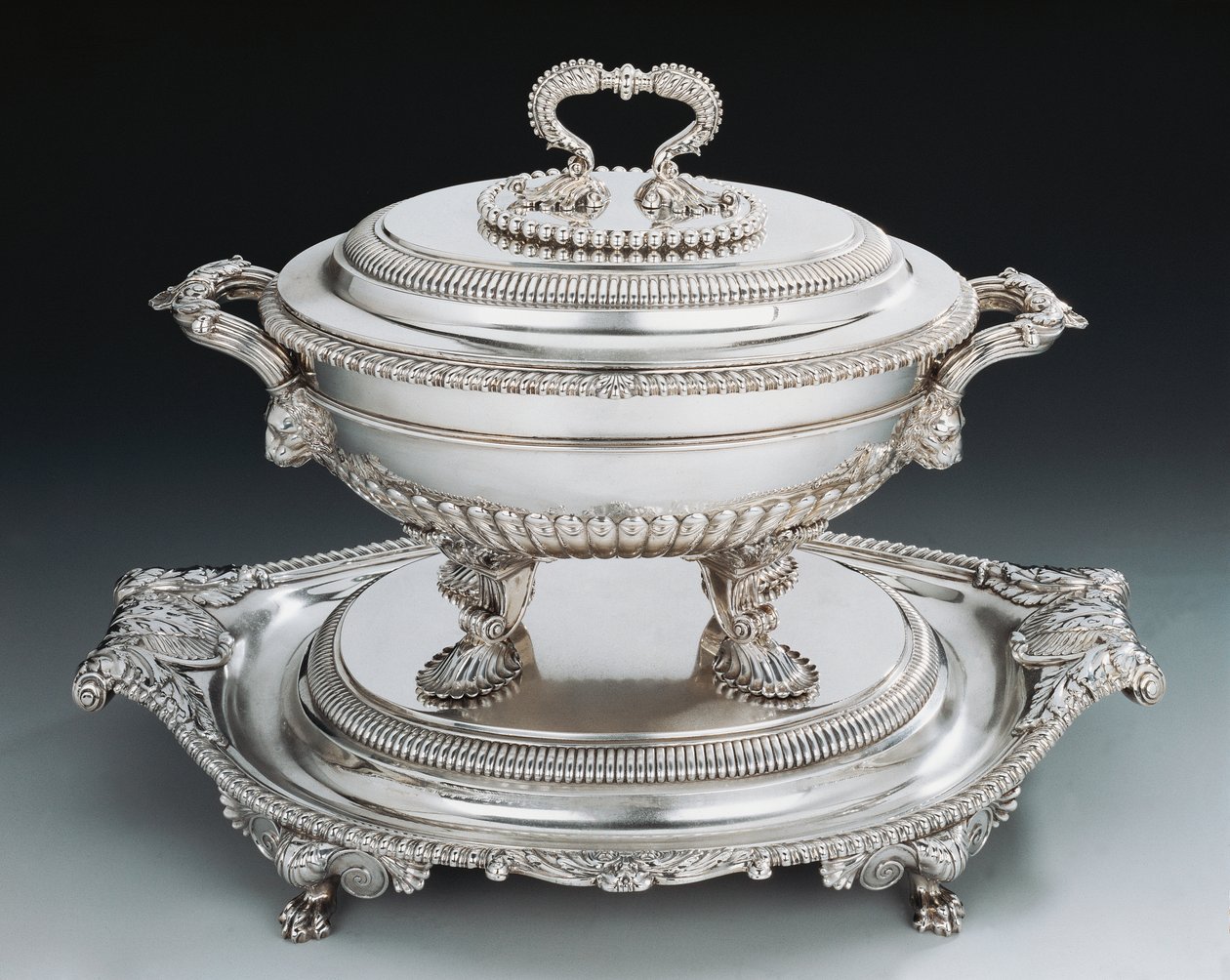 George III -tyylinen hopeatieteeni tarjottimella tekijältä English School