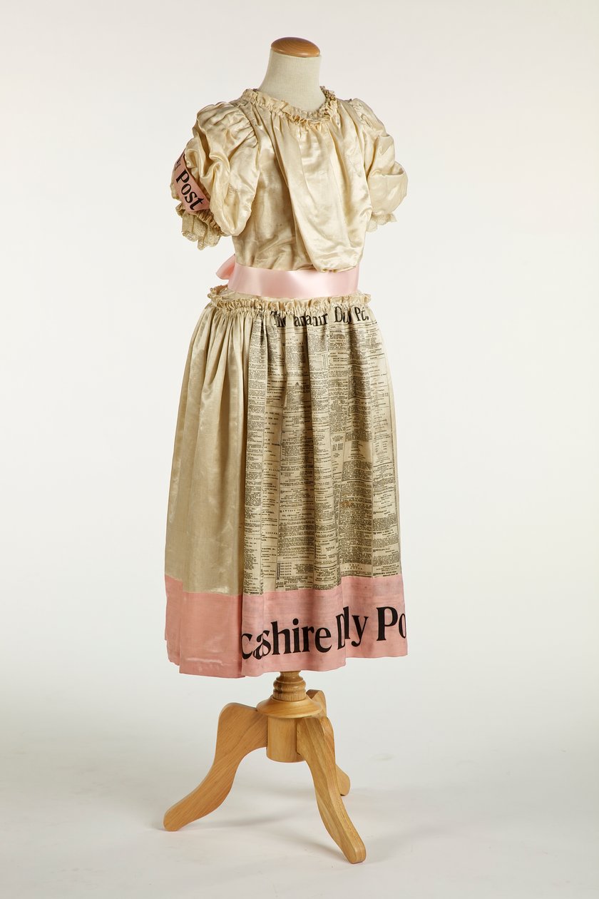 Tyttöjen naamiaismekko, 1897 (silkki, puuvilla & satiini) tekijältä English School