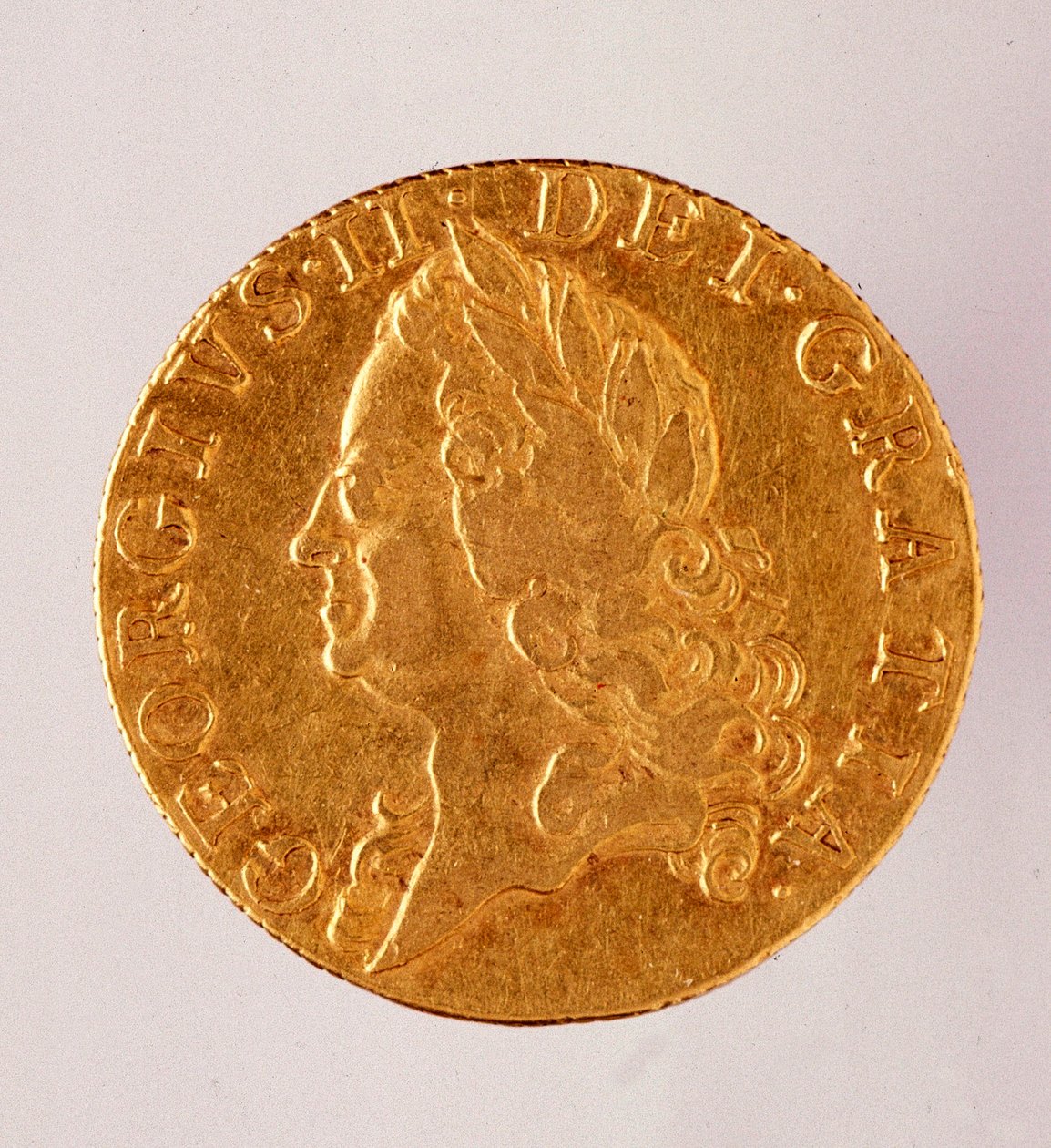 Kultainen englanti Guinea (guinee), kuningas Yrjö II:n hallituskausi (1714-1760) 18. vuosisata. Halkaisija 2,5 cm Napoli, Museo Archeologico. tekijältä English School