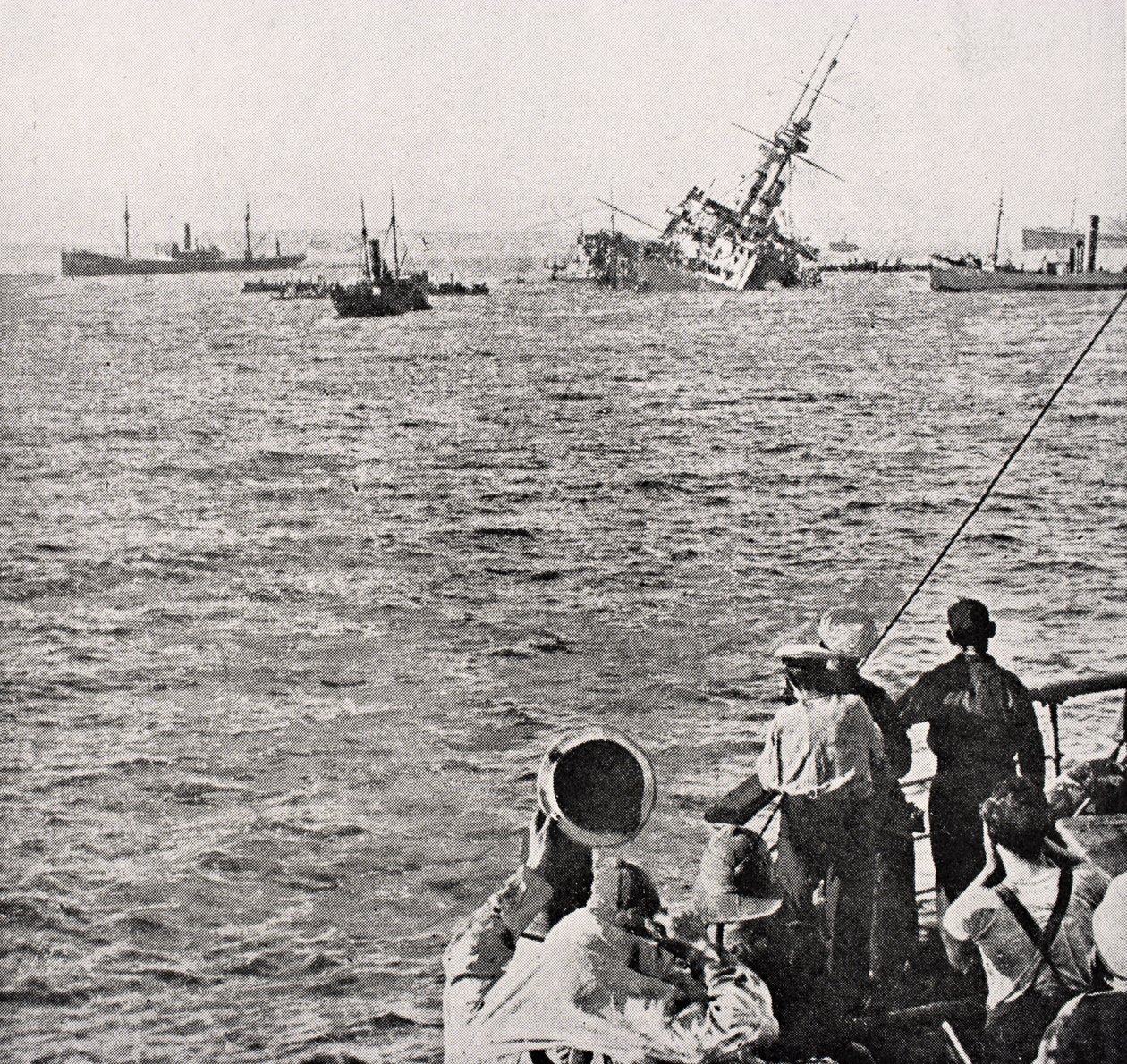 HMS Majestic uppoaa 27. toukokuuta 1915 Lontoossa 1916 julkaistusta The War Illustrated Album deLuxesta tekijältä English School