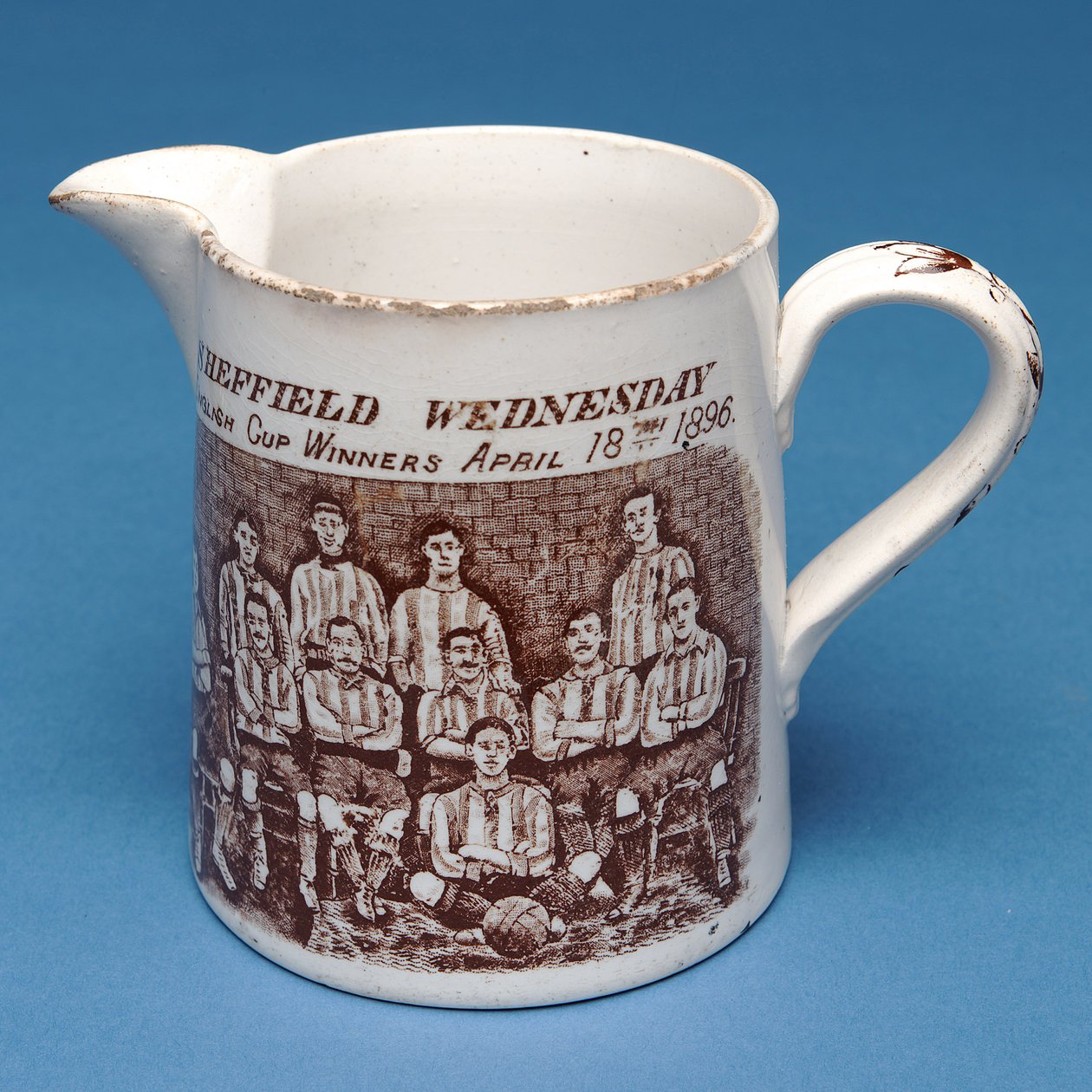 Sheffield Wednesday -joukkueen koristeltu kannu, 1896 (keraaminen) tekijältä English School
