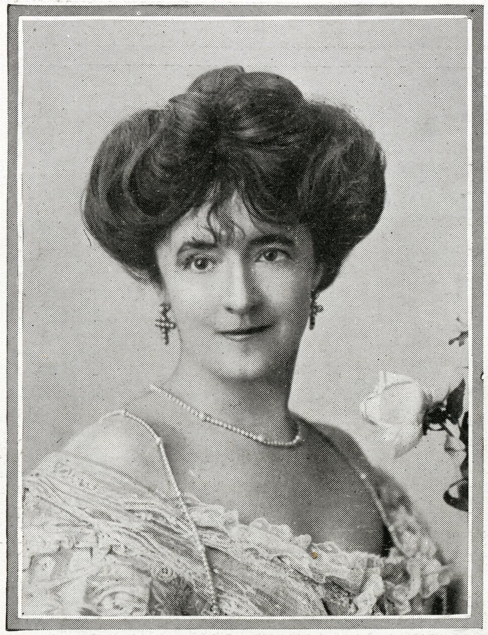 Lady Duff Gordon, yksityiskohta RMS Titanicin matkustajista, elokuvasta The Sphere, 27. huhtikuuta 1912 (litho) (katso myös 450780) tekijältä English School