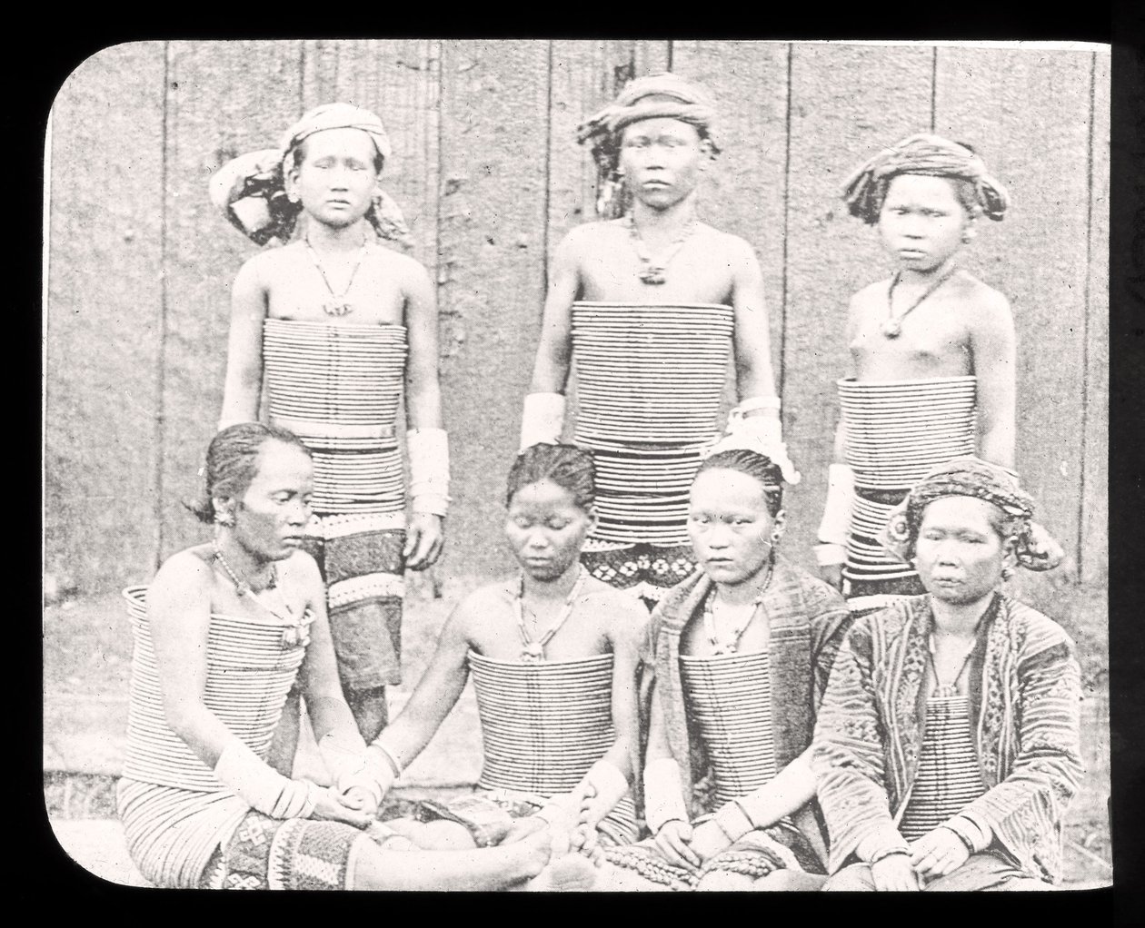 Magic Lantern -diaesitys meren naiset Dyas-heimosta, Borneo n. 1900 tekijältä English School