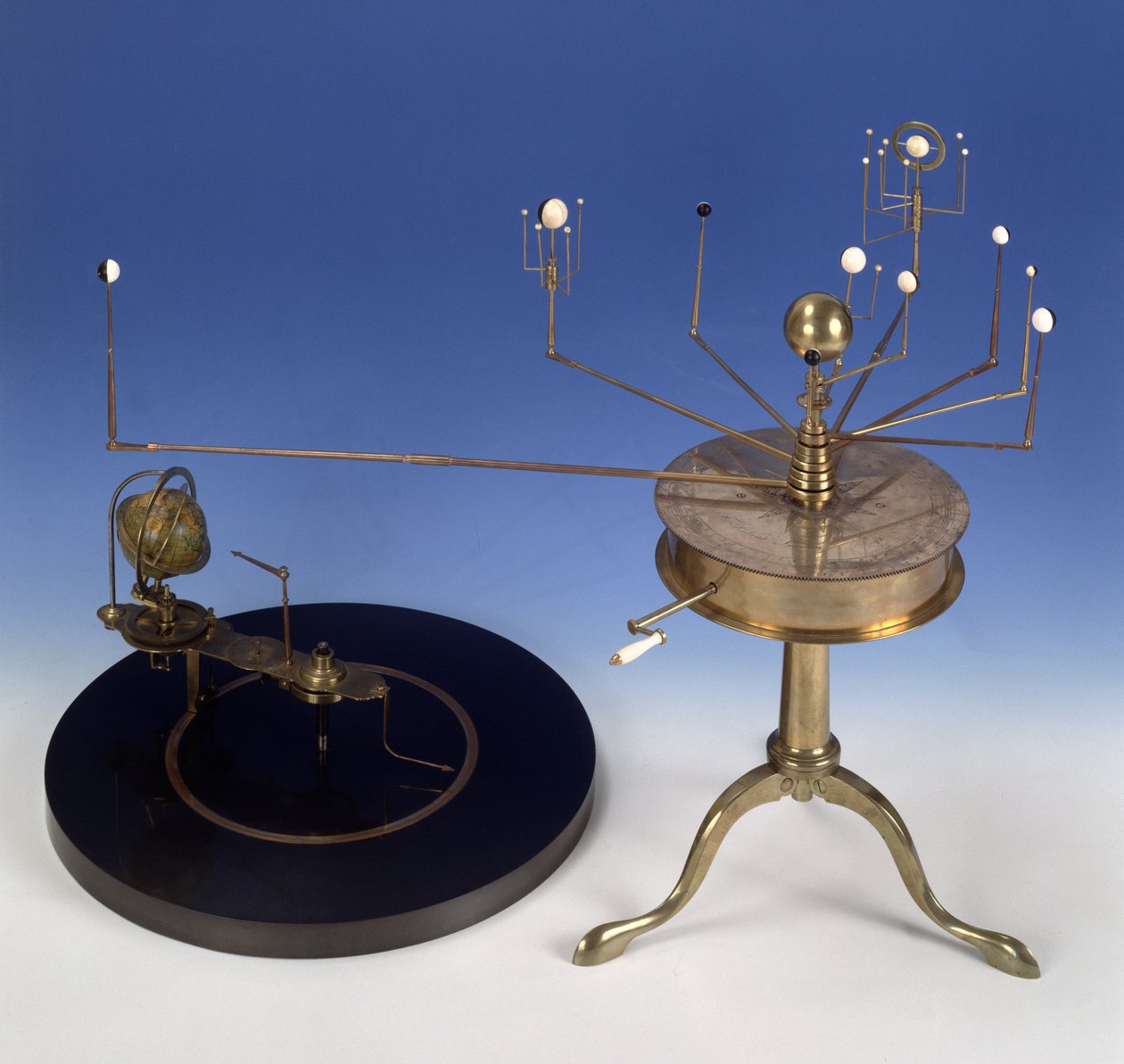 Martin-tyyppinen kannettava planetaario tai Orrery, Thomas Blunt (fl.1760-1822) George Newman ja Thomas Voigt, n.1808 (messinki, hopeoitu messinki ja norsunluu) (katso myös 135772) tekijältä English School