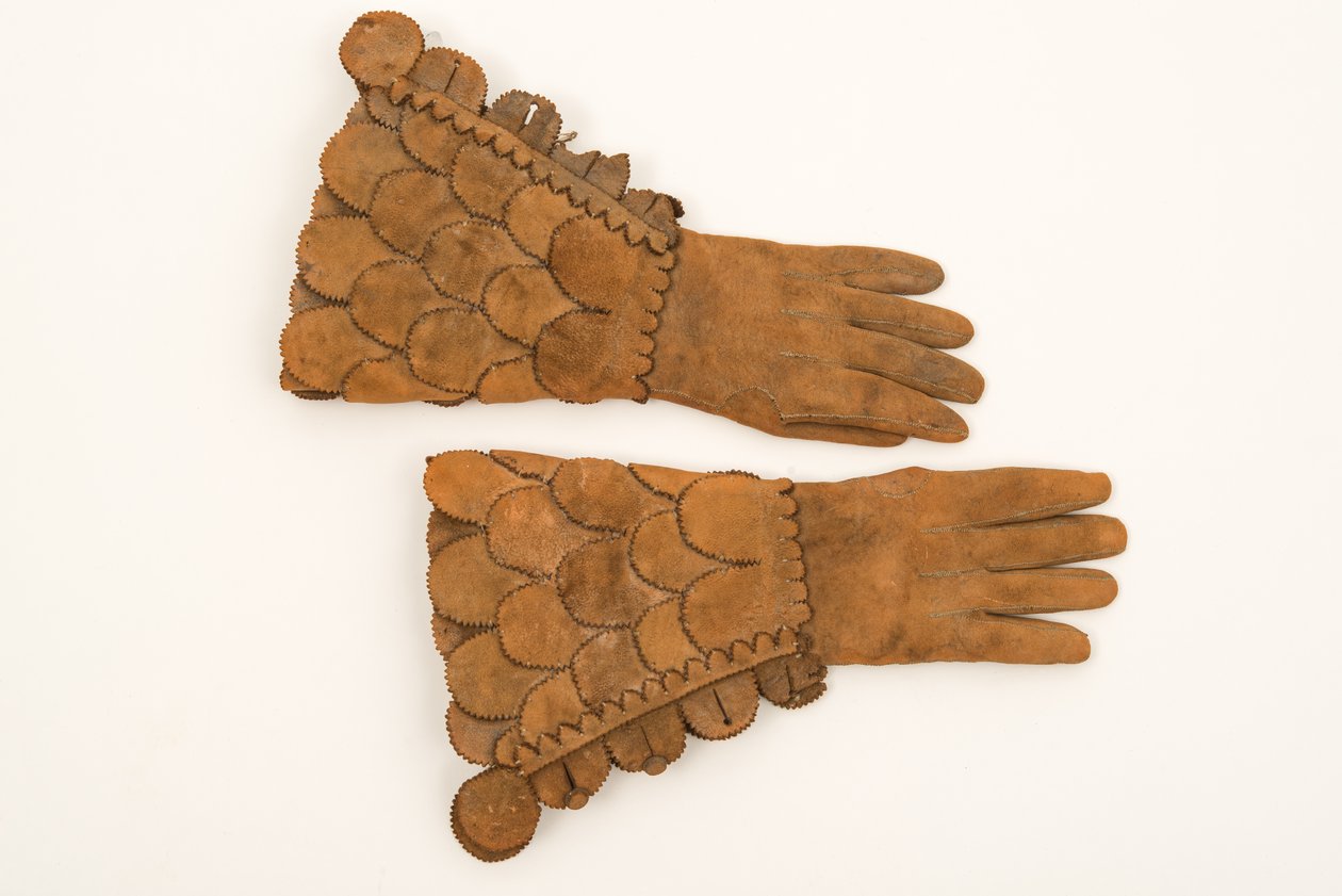 Miesten panssaroidut hanskat, n. 1600-50 (heavy buff nahka) tekijältä English School