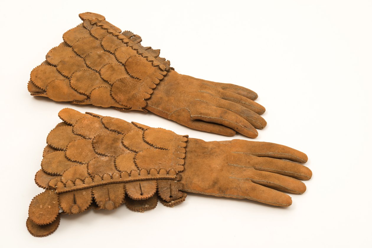 Miesten panssaroidut hanskat, n. 1600-50 (heavy buff nahka) tekijältä English School