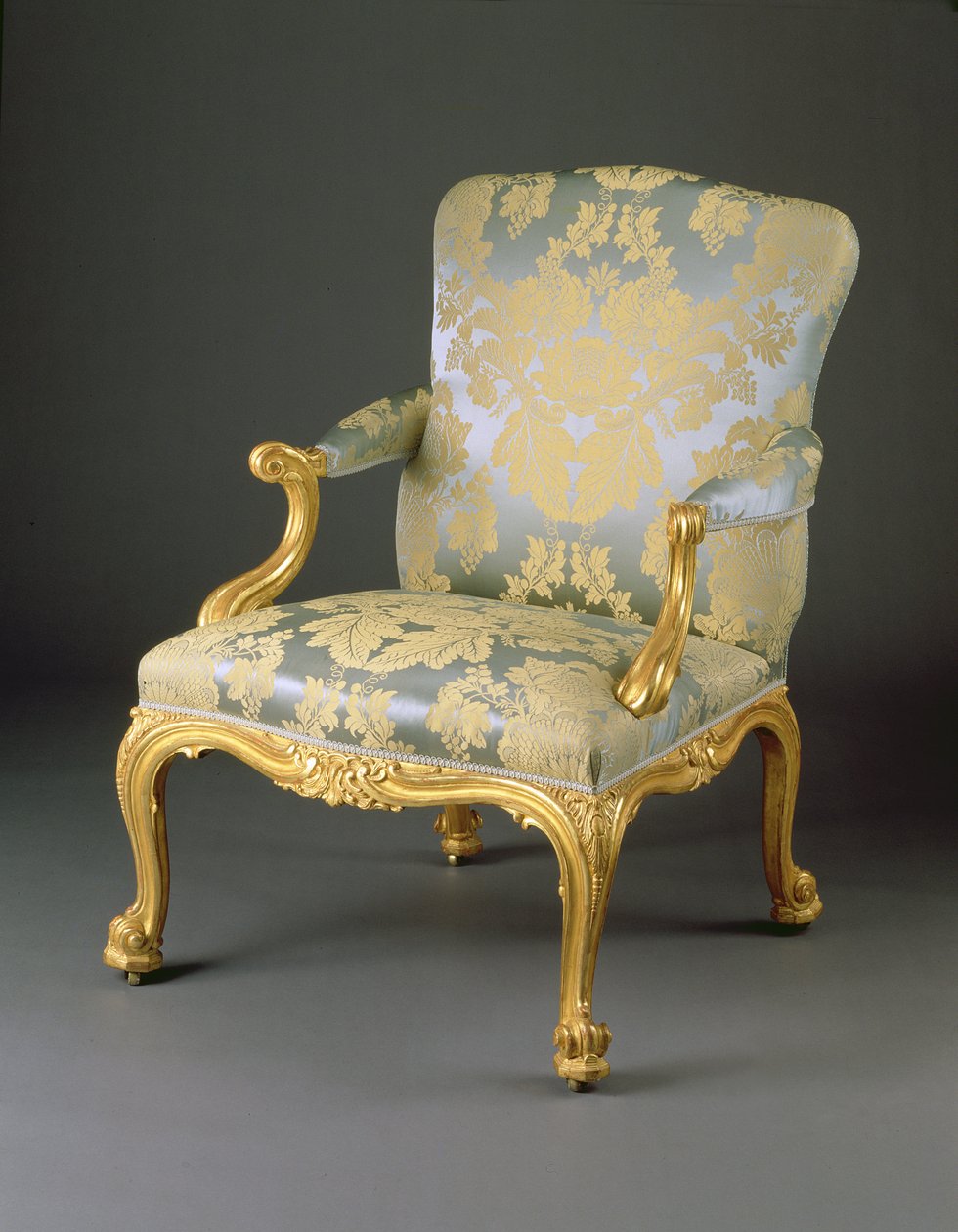 Yksi neljän George III -nojatuolin sarjasta, n. 1765 (veistetty kullattu puu ja verhoilu) tekijältä English School